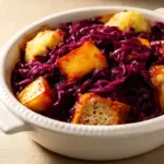 Cremiger Rotkohl Auflauf mit Apfel - featured image