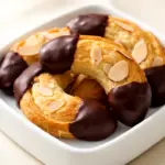 Mandelhörnchen mit Schokolade - featured image