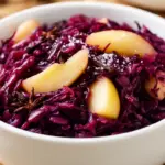 Omas Cremiger Rotkohl mit Äpfeln - featured image